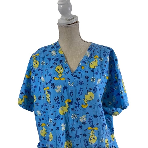 Warner Bros Looney Tunes Women Blue Tweety Bird Scrub Top Sz XL Double Pockets - Picture 2 of 11